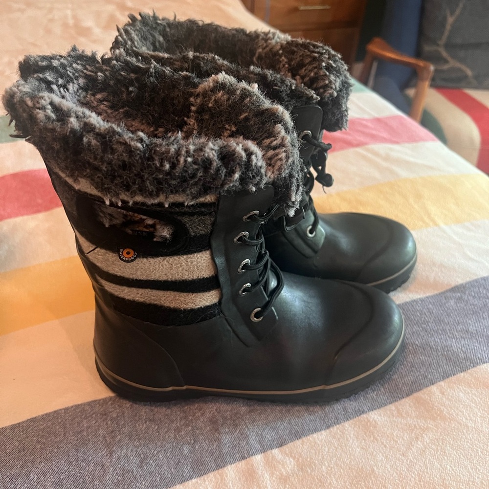 Bogs Arcata Fur lined Black and Gray Kids Boots